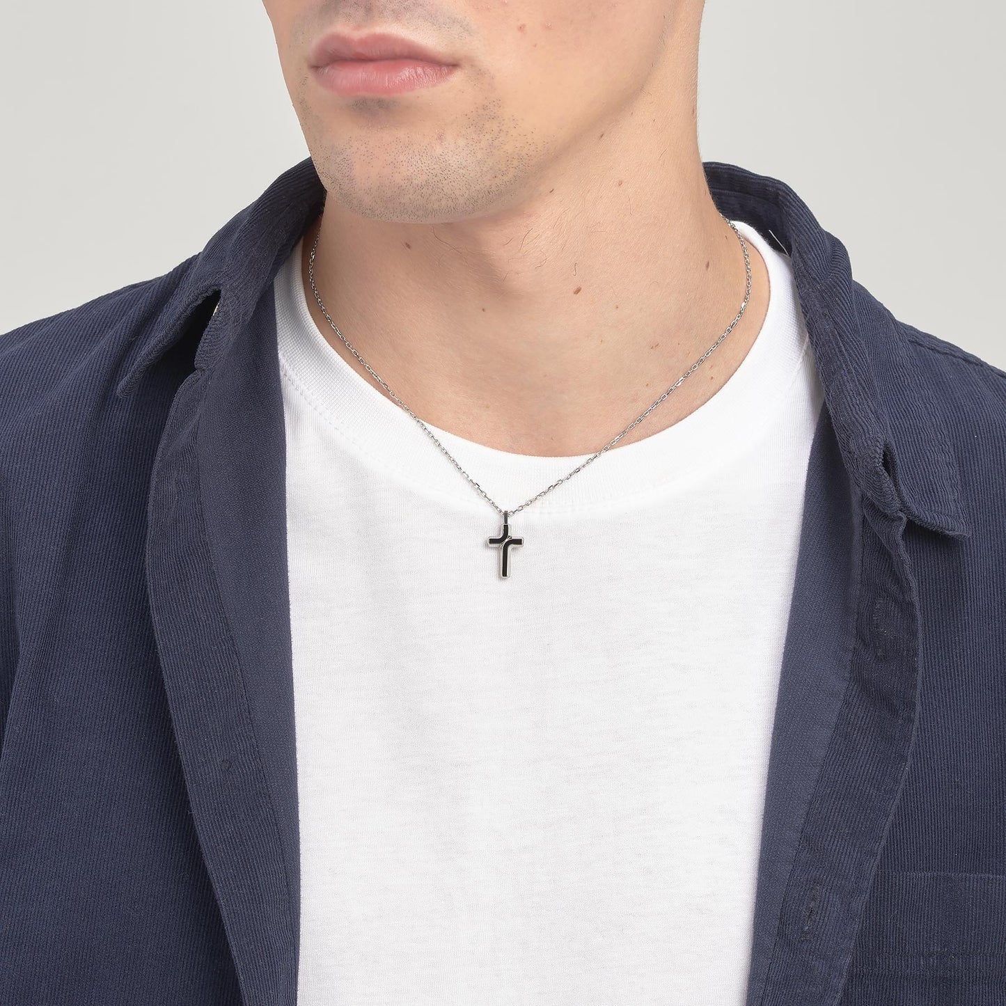 Collar Backliner con colgante en forma de cruz y esmalte negro