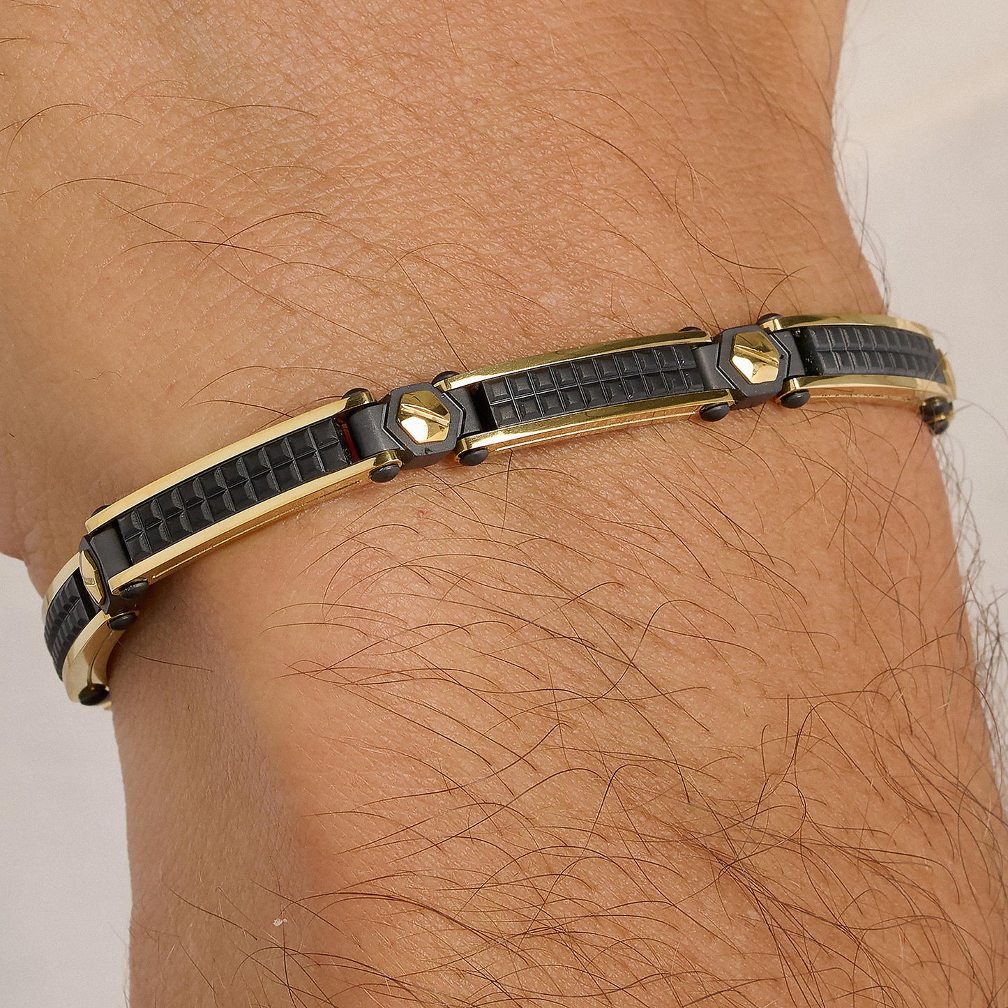 Brazalete Backliner con revestimiento de PVD de oro de 14 quilates pulido y revestimiento de PVD color rutenio satinado