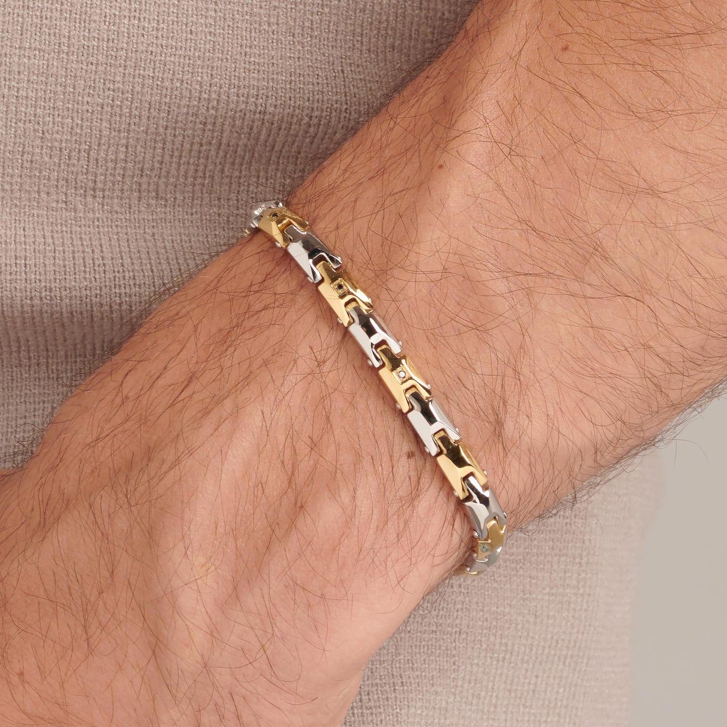 Brazalete Backliner revestimiento de PVD en oro de 14 k con diamantes negros