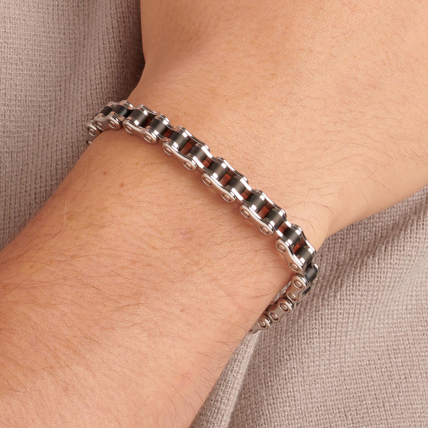 Brazalete Backliner con revestimiento de pvd negro con acabado satinado.