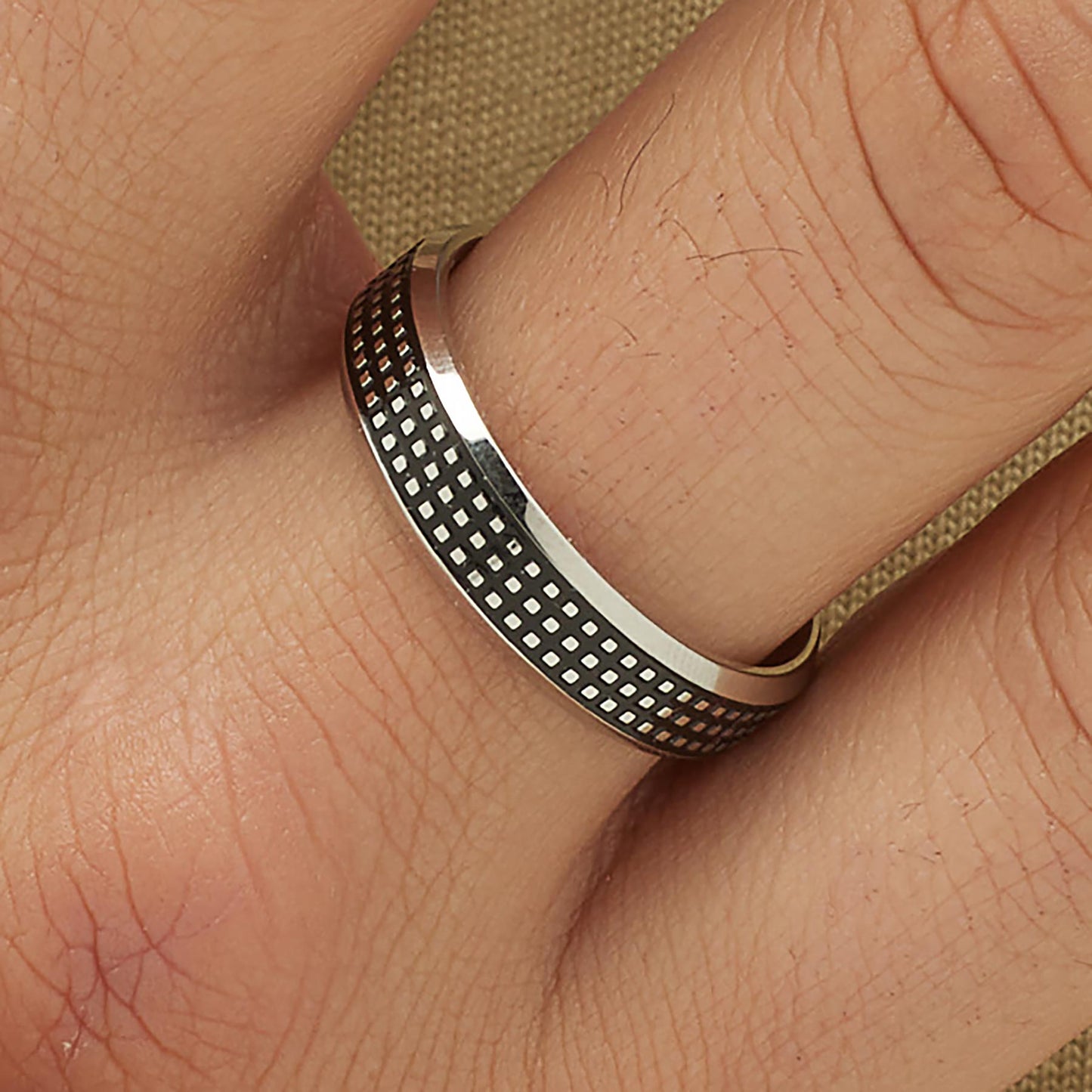 Anillo Bullet con esmalte negro.