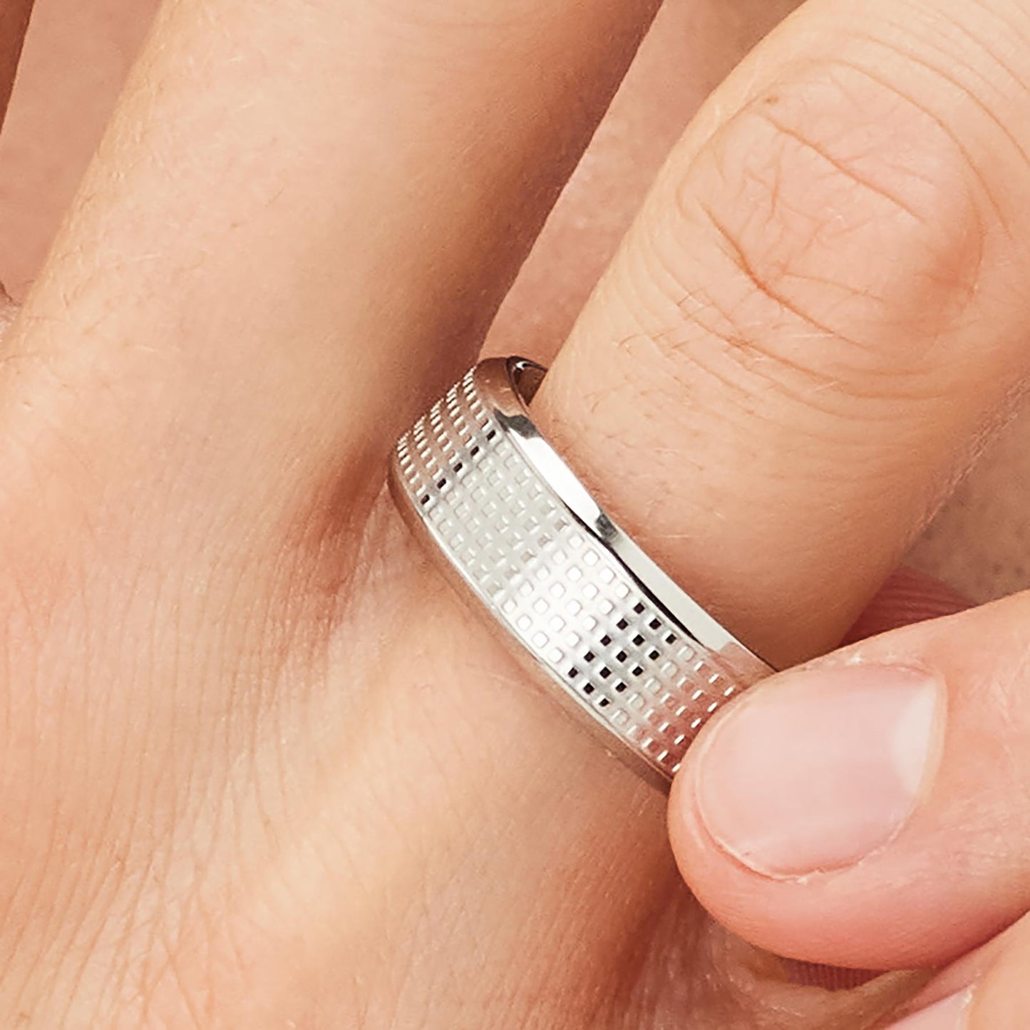 Anillo Bullet pulido y arenado.