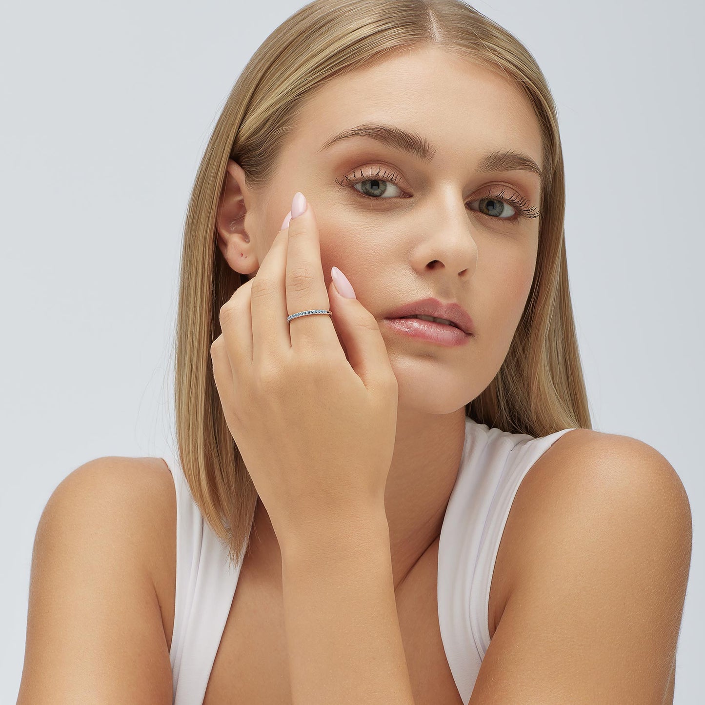 Anillo veretta Fancy circonita cúbica color zafiro.