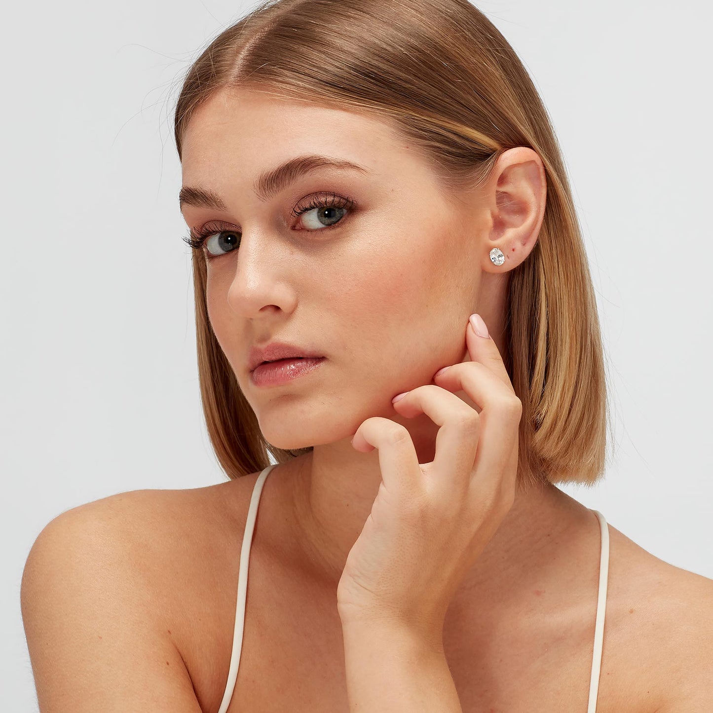 Pendiente de botón individual Fancy circonita cúbica oval.