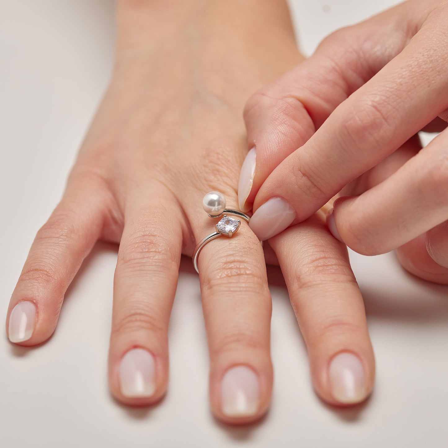 Anillo Fancy con perla y circonita cúbica.