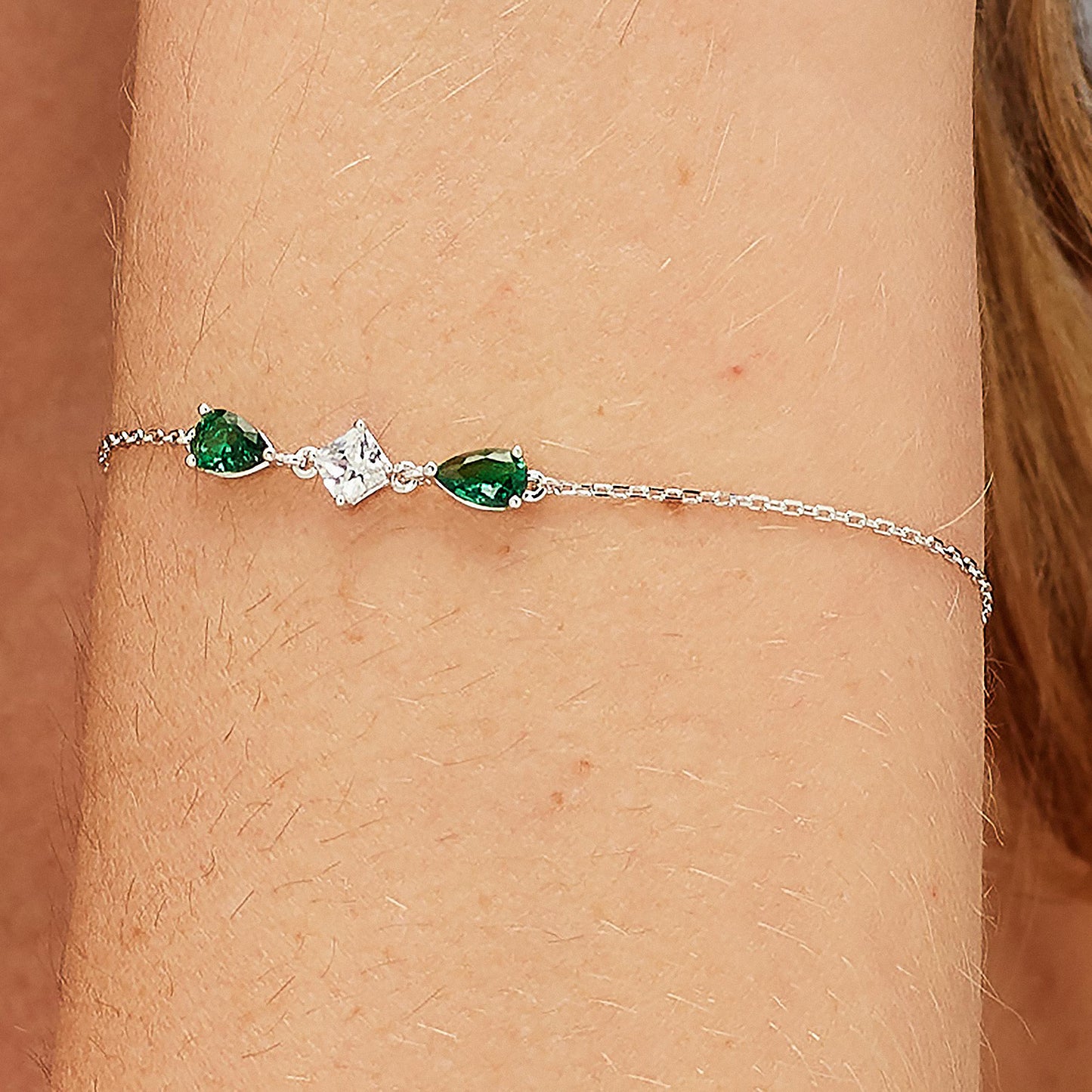 Pulsera Fancy con circonitas pera color esmeralda