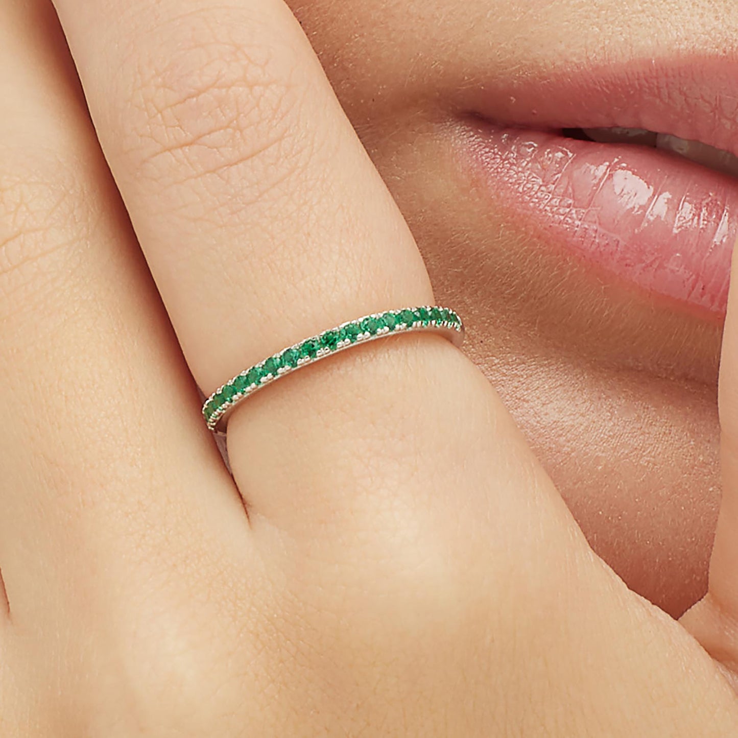 Anillo veretta Fancy con circonitas color esmeralda