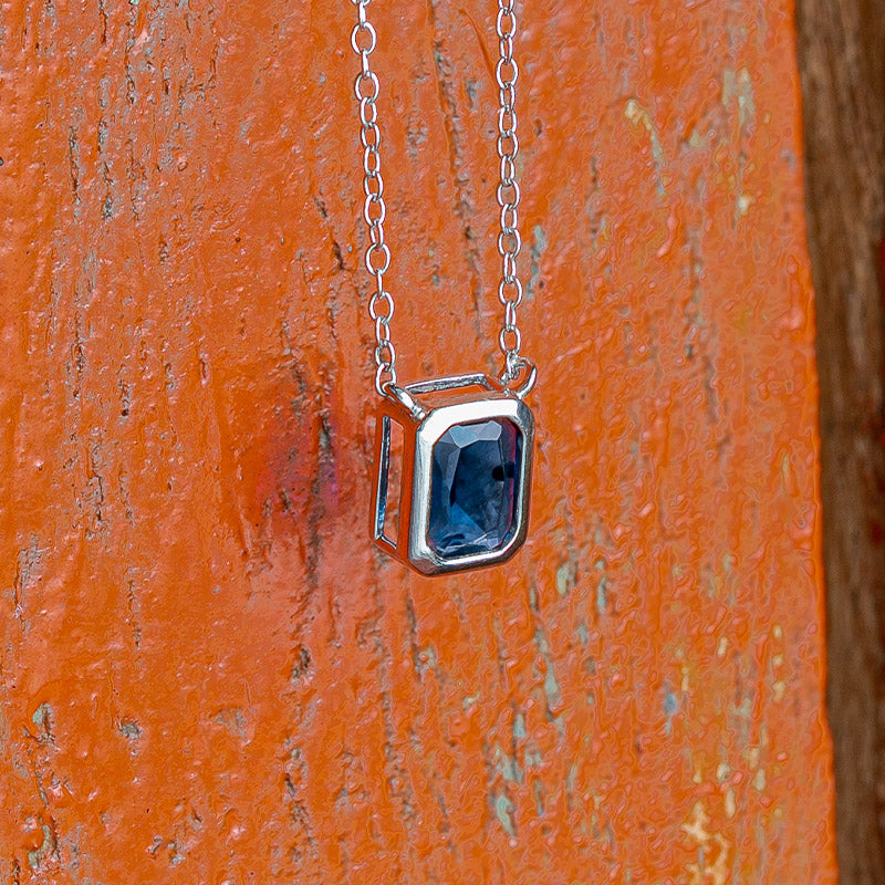 Collar con dije azul