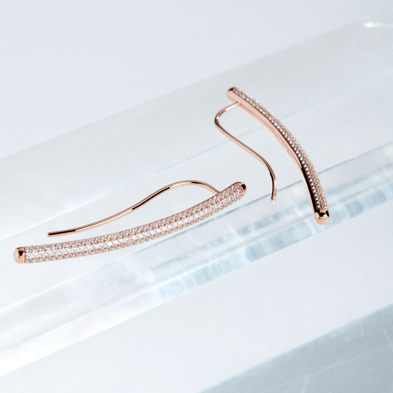 Aretes lunghi con baño de oro rosa