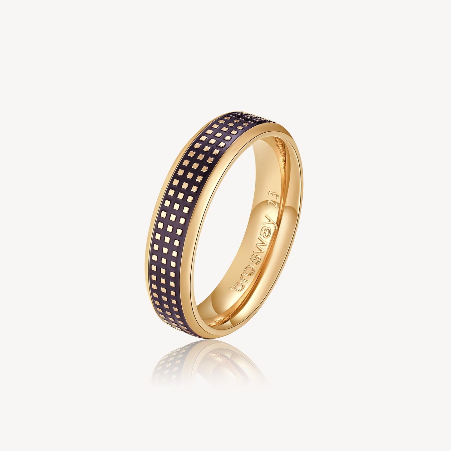 Anillo Bullet con baño en oro de 14K con esmalte negro.