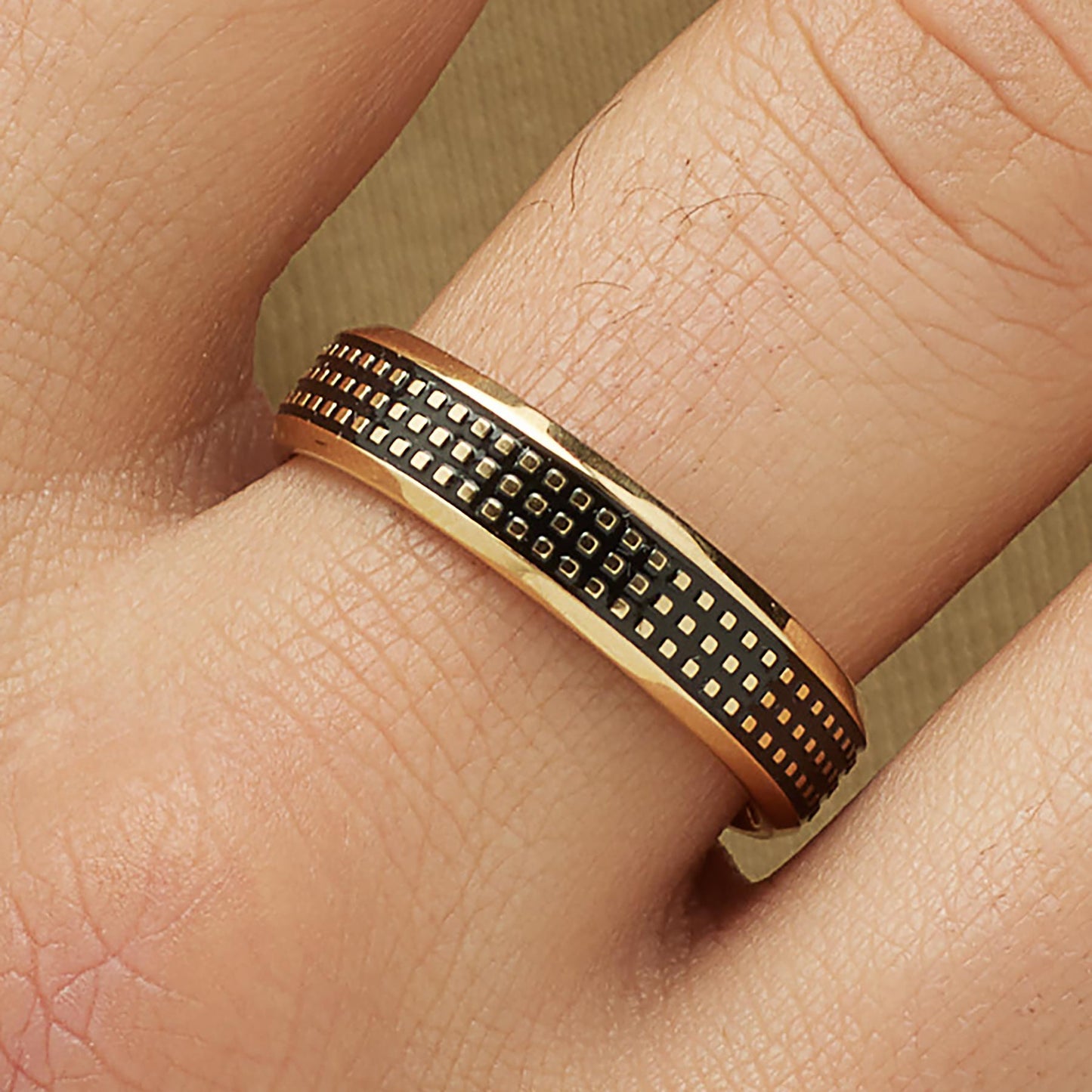 Anillo Bullet con baño en oro de 14K con esmalte negro.