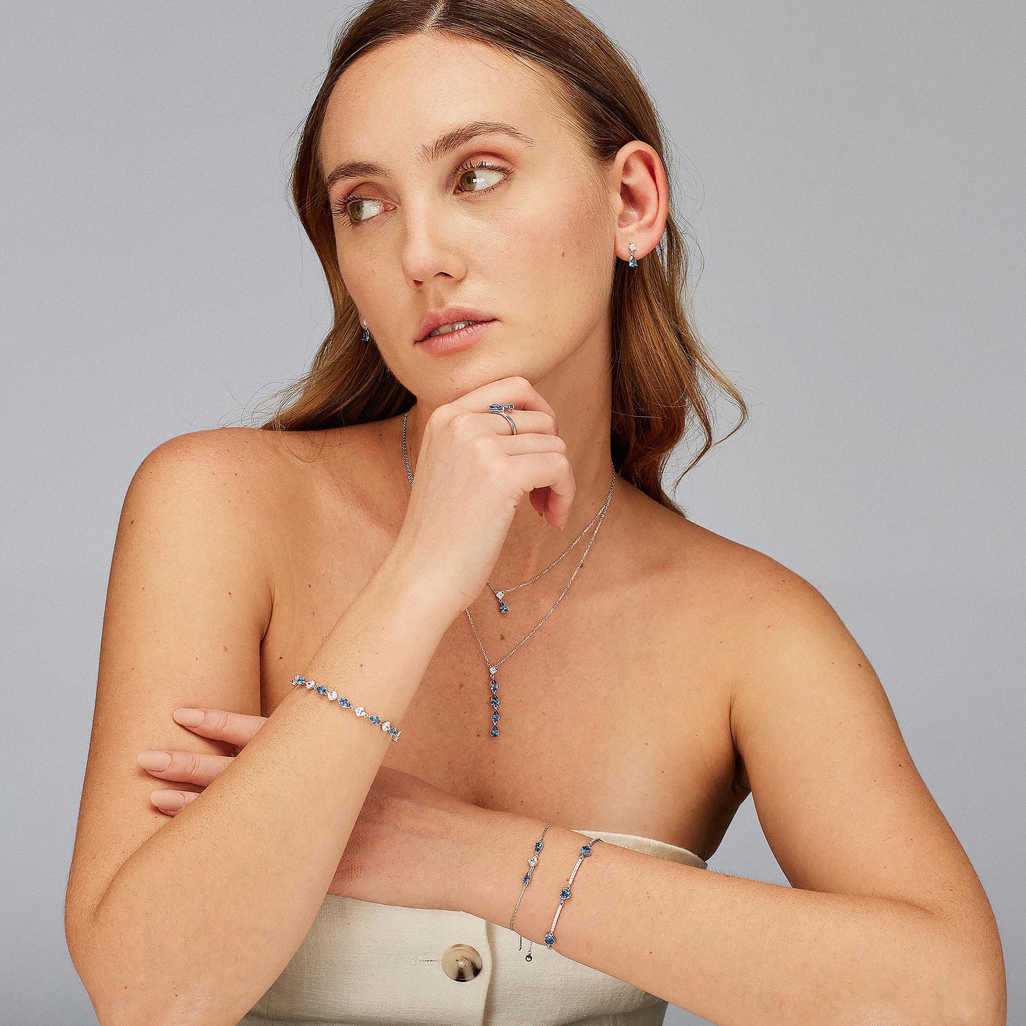 Collar Fancy con circonitas color zafiro.